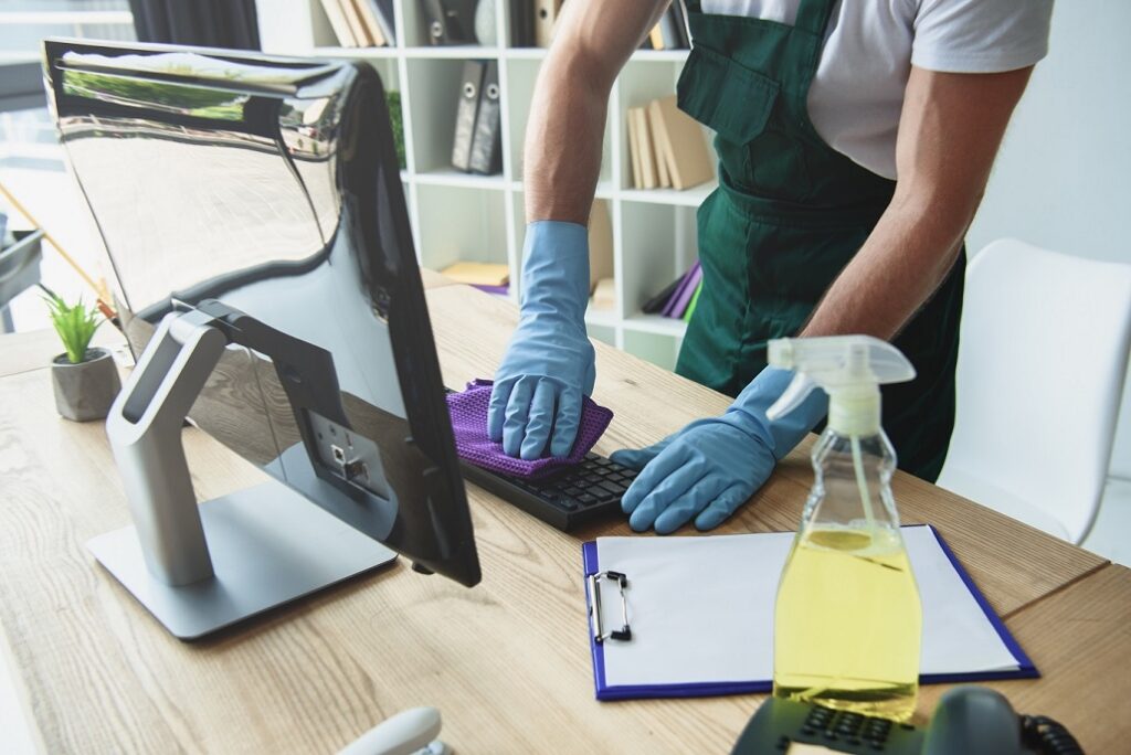 cleaning computer keyboard