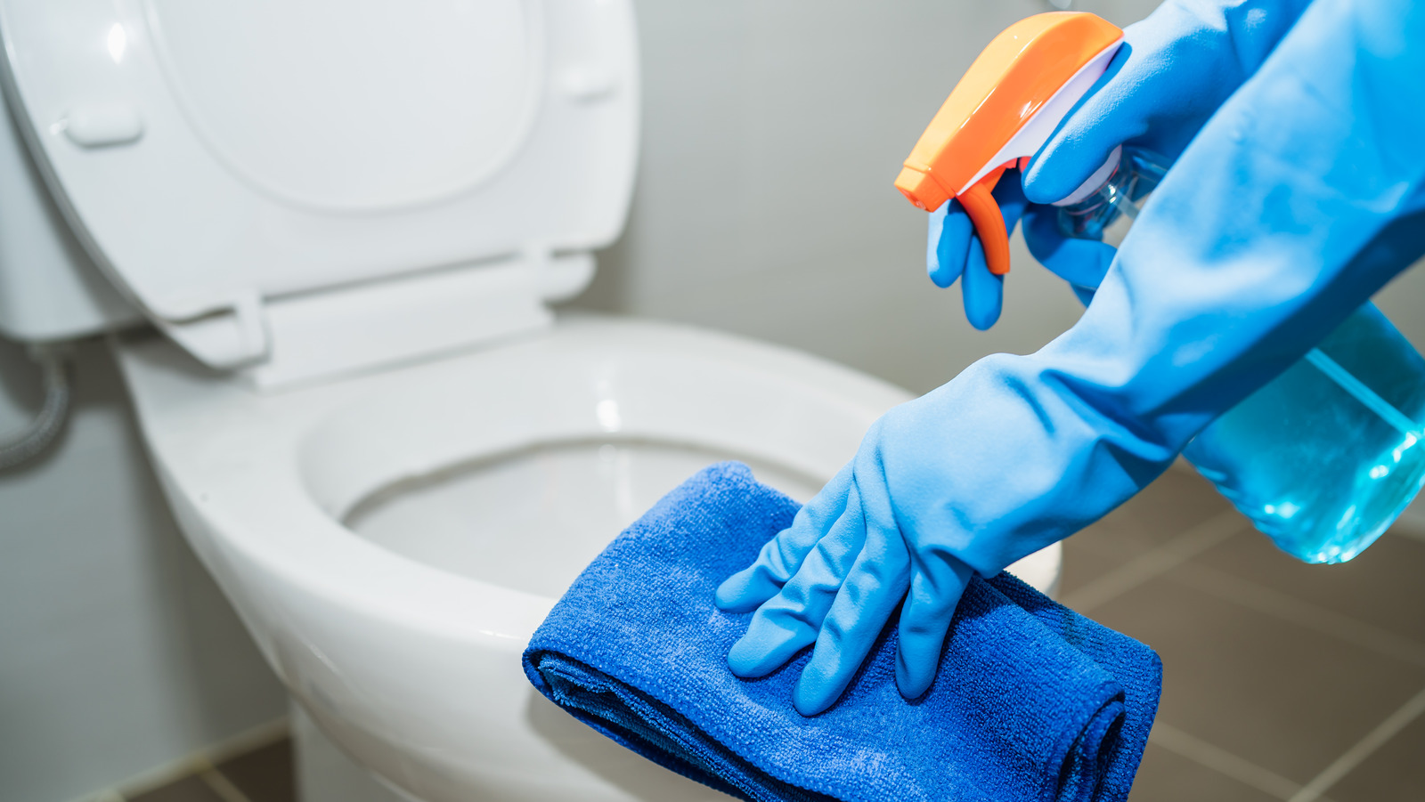 Close,Up,Hands,Women,Wearing,Protect,Glove,Blue,Using,Liquid